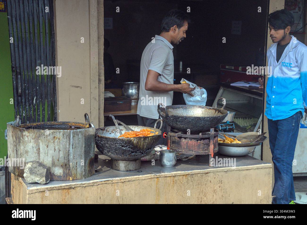 Preparare cibo di strada a Kashipur (Uttarakhand), India. Foto Stock