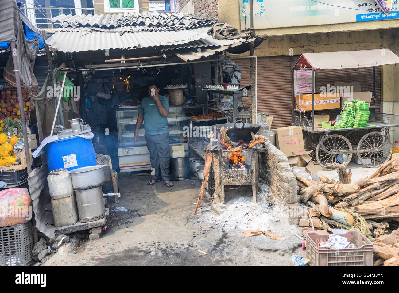 Cucina all'aperto con preparazione del cibo a Piru Madara (Uttharakhand), India settentrionale. Foto Stock