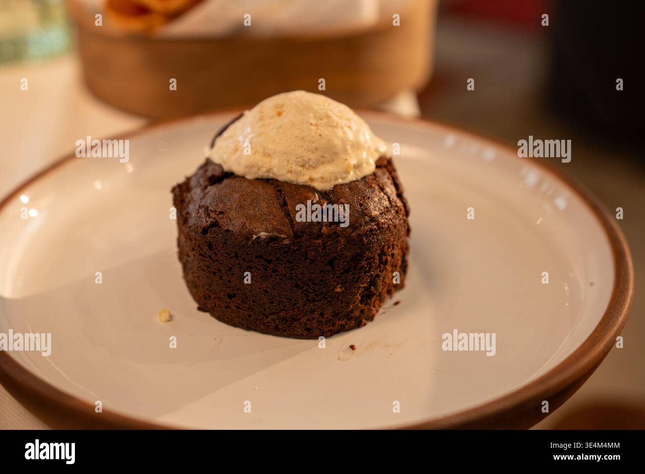 Deliziosa torta al cioccolato con gelato alla vaniglia: Un dessert perfetto per ogni occasione Foto Stock