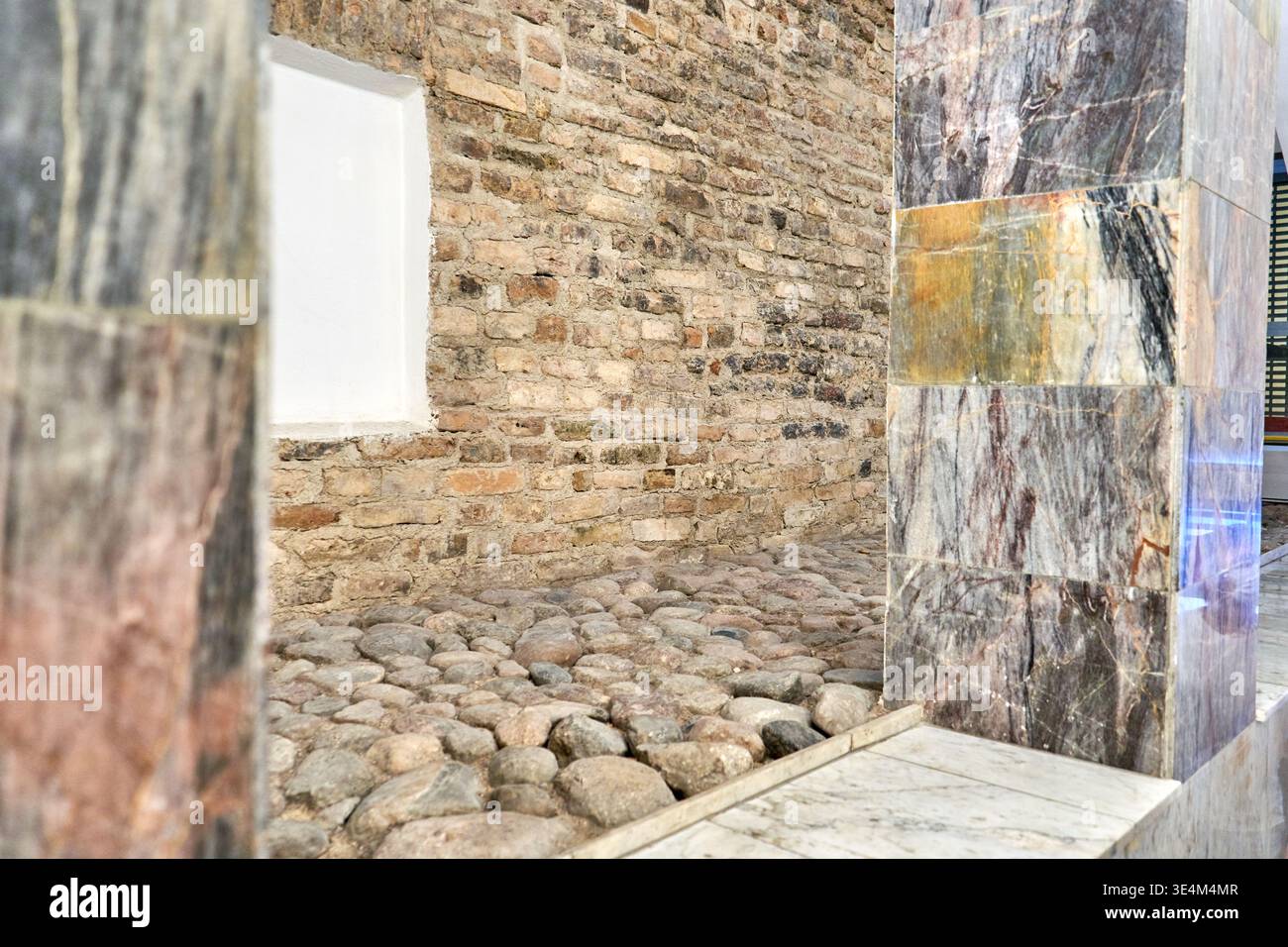 Fotografia architettonica degli interni che mostra la giustapposizione di elementi di design storici e contemporanei. La scena presenta un tempo esposto Foto Stock