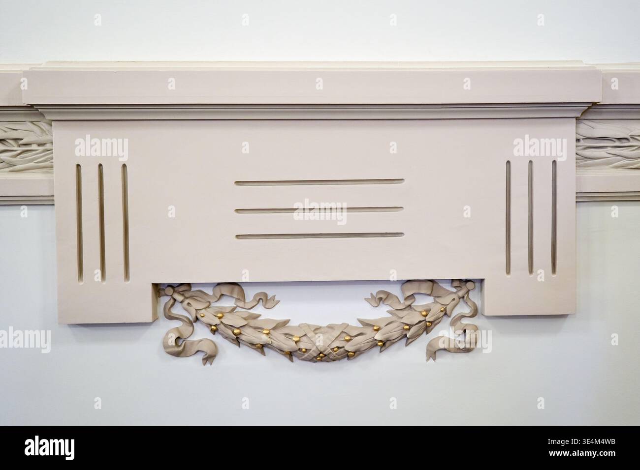 Foto ravvicinata di un dettaglio architettonico ornato degli interni, probabilmente parte di un camino o di un cornicione decorativo della parete. Le caratteristiche della struttura Foto Stock