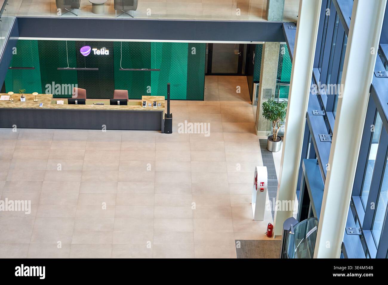 Veduta aerea della moderna hall di un ufficio aziendale e della reception con il marchio di spicco della Telia Telecommunications Company. La spaziosa Foto Stock