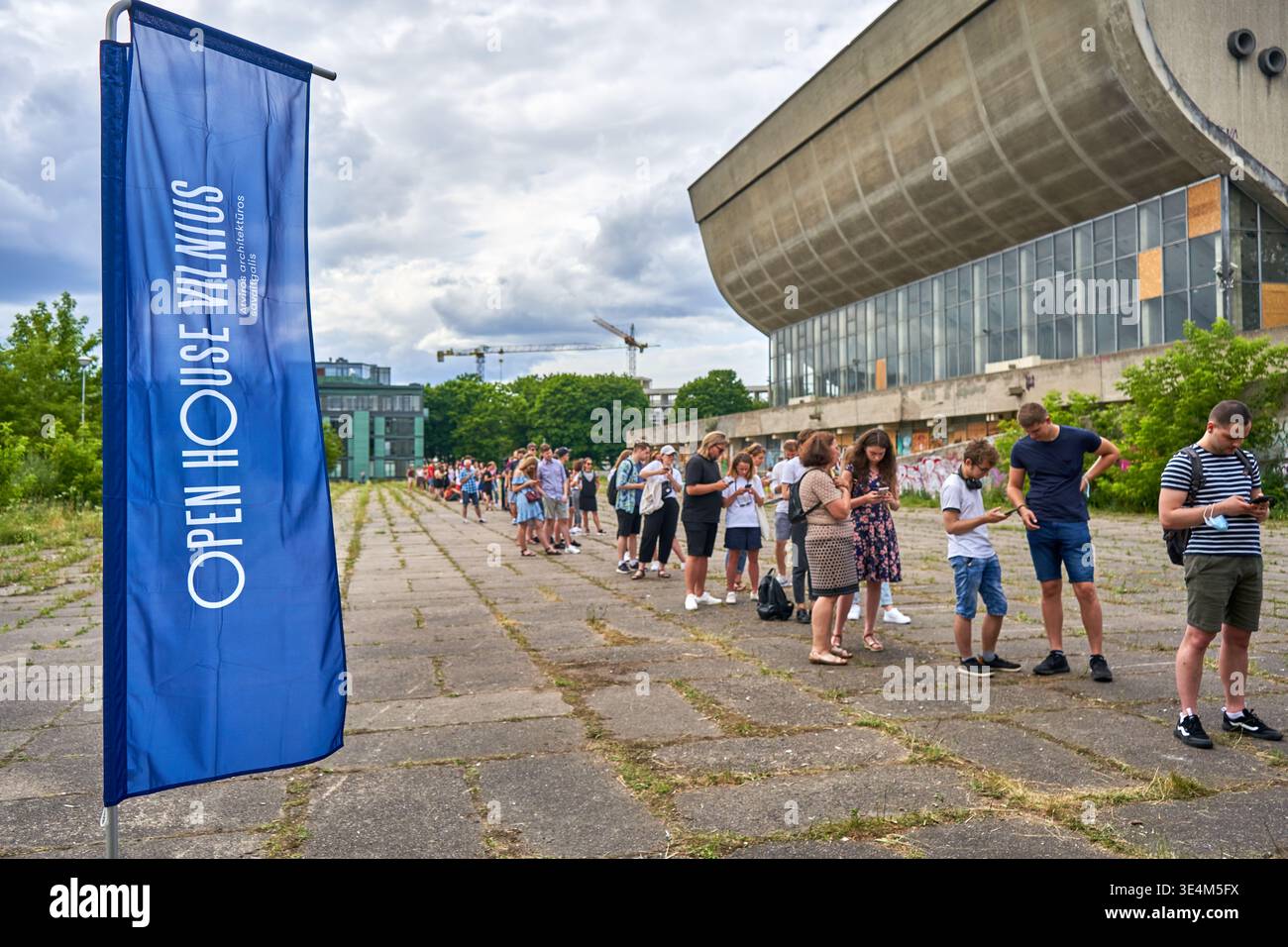 Una lunga fila di persone attende fuori dal Palazzo dei concerti e dello sport a Vilnius, Lituania, durante l'evento Open House Vilnius. In primo piano, Foto Stock