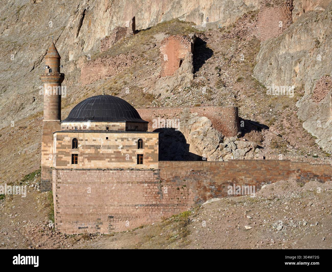 La storica Moschea Vecchia Bayezid si trova alla base di un'aspra scogliera vicino al Palazzo Ishak Pasha a Doğubeyazıt, nella Turchia orientale Foto Stock