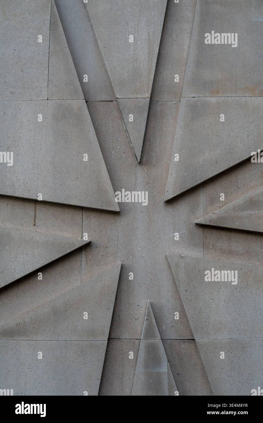 Design geometrico astratto con forme triangolari e superfici testurizzate in una tavolozza monocromatica Foto Stock