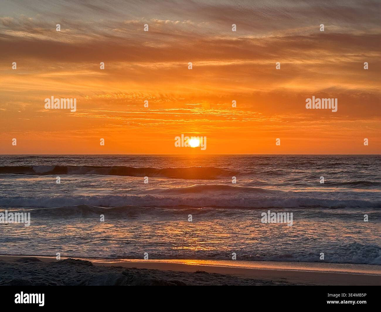 Vivace tramonto sull'oceano a Pebble Beach, Monterey County, California. Foto Stock