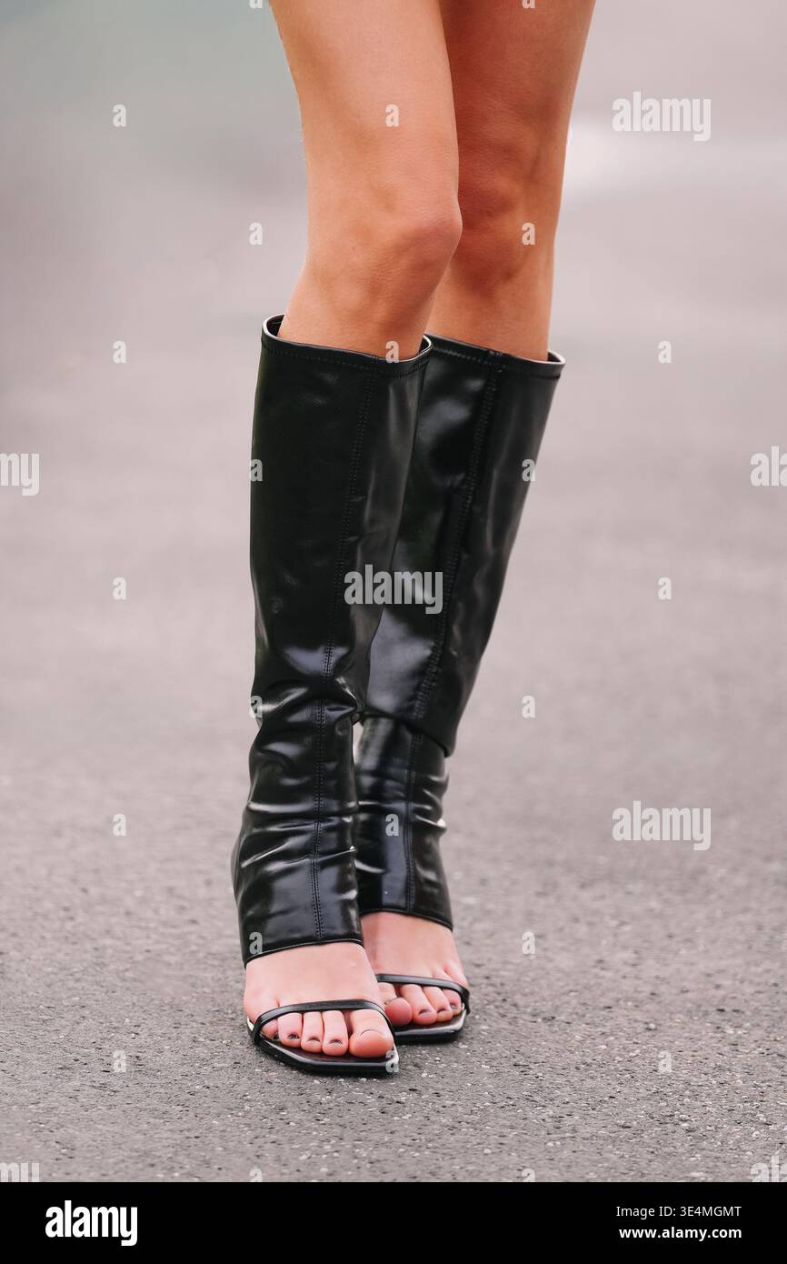 Milano, Italia - 24 febbraio 2026: Donna indossa scarpe Bershka. Outfit alla moda, look Street style Foto Stock