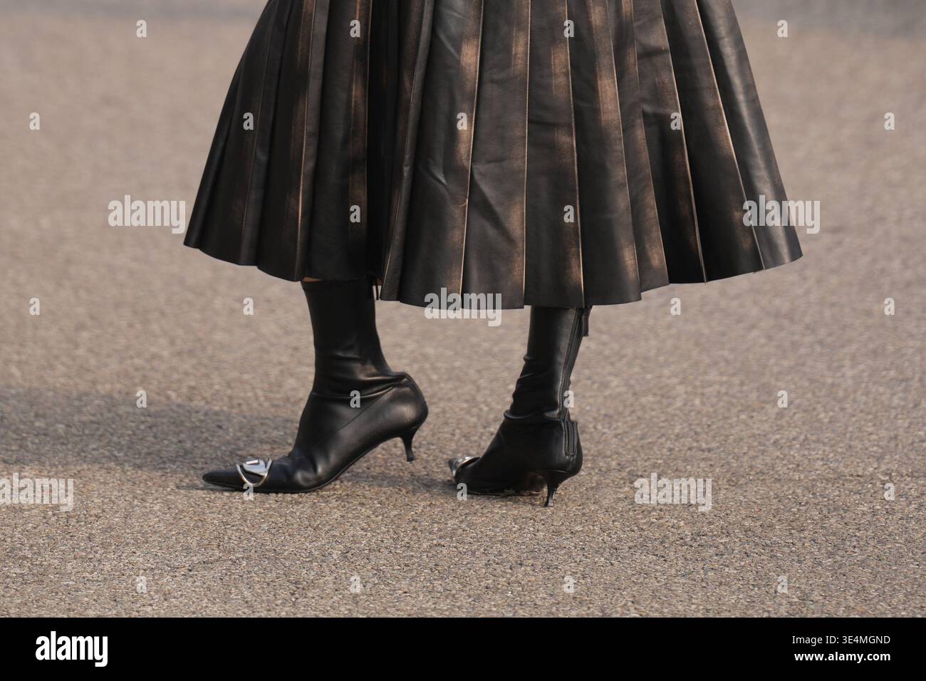 Milano, Italia - 24 febbraio 2026: Donna indossa scarpe Diesel. Outfit alla moda, look Street style Foto Stock