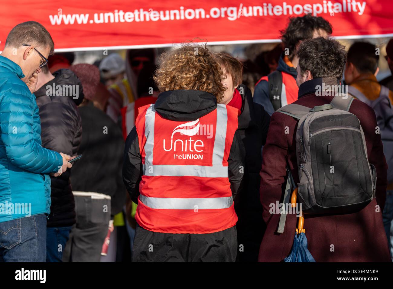 Glasgow, Regno Unito. 28 marzo 2026. REGNO UNITO. Operai impressionanti fuori dal Village Hotel, incluso il personale del Pub & Grill e dello Starbucks in franchising. Dal 28 novembre 2025 il personale è impegnato in un'azione di sciopero a tutto tondo, lottando per il salario reale di tutti i lavoratori, il riconoscimento sindacale e le condizioni di lavoro sicure, comprese le tariffe dei taxi per le ore lavorate tardive e non socievoli. Vari oratori, tra cui Roz Foyer della STUC, hanno affrontato il rally. Crediti: Richard Gass/Alamy Live News Foto Stock