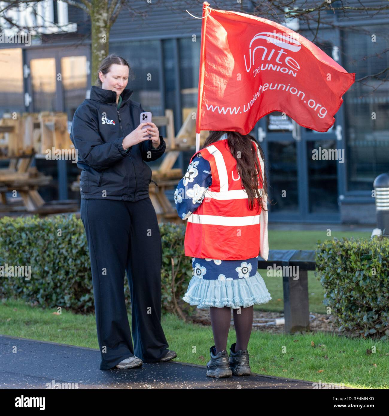 Glasgow, Regno Unito. 28 marzo 2026. REGNO UNITO. Operai impressionanti fuori dal Village Hotel, incluso il personale del Pub & Grill e dello Starbucks in franchising. Dal 28 novembre 2025 il personale è impegnato in un'azione di sciopero a tutto tondo, lottando per il salario reale di tutti i lavoratori, il riconoscimento sindacale e le condizioni di lavoro sicure, comprese le tariffe dei taxi per le ore lavorate tardive e non socievoli. Vari oratori, tra cui Roz Foyer della STUC, hanno affrontato il rally. Crediti: Richard Gass/Alamy Live News Foto Stock