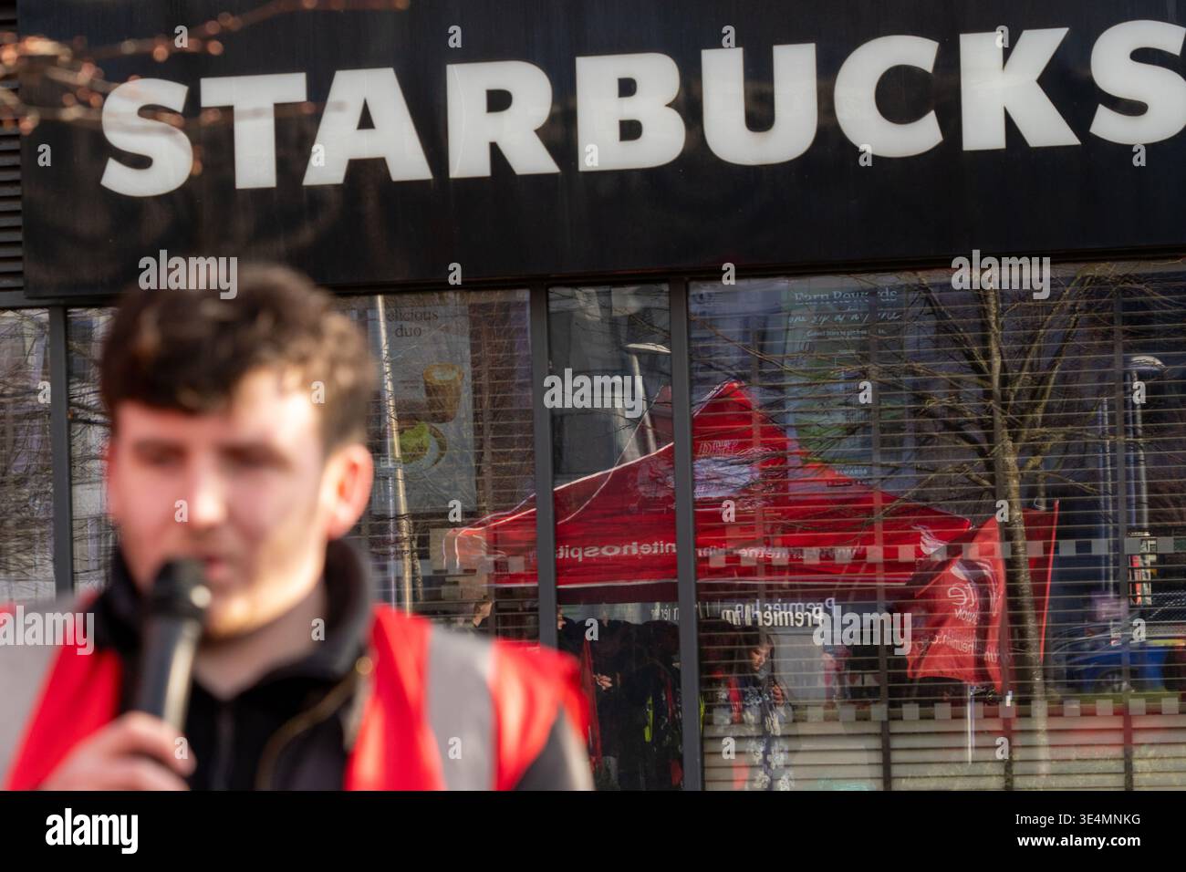 Glasgow, Regno Unito. 28 marzo 2026. REGNO UNITO. Operai impressionanti fuori dal Village Hotel, incluso il personale del Pub & Grill e dello Starbucks in franchising. Dal 28 novembre 2025 il personale è impegnato in un'azione di sciopero a tutto tondo, lottando per il salario reale di tutti i lavoratori, il riconoscimento sindacale e le condizioni di lavoro sicure, comprese le tariffe dei taxi per le ore lavorate tardive e non socievoli. Vari oratori, tra cui Roz Foyer della STUC, hanno affrontato il rally. Crediti: Richard Gass/Alamy Live News Foto Stock