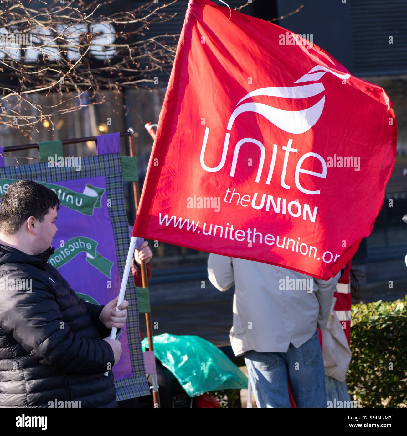 Glasgow, Regno Unito. 28 marzo 2026. REGNO UNITO. Operai impressionanti fuori dal Village Hotel, incluso il personale del Pub & Grill e dello Starbucks in franchising. Dal 28 novembre 2025 il personale è impegnato in un'azione di sciopero a tutto tondo, lottando per il salario reale di tutti i lavoratori, il riconoscimento sindacale e le condizioni di lavoro sicure, comprese le tariffe dei taxi per le ore lavorate tardive e non socievoli. Vari oratori, tra cui Roz Foyer della STUC, hanno affrontato il rally. Crediti: Richard Gass/Alamy Live News Foto Stock