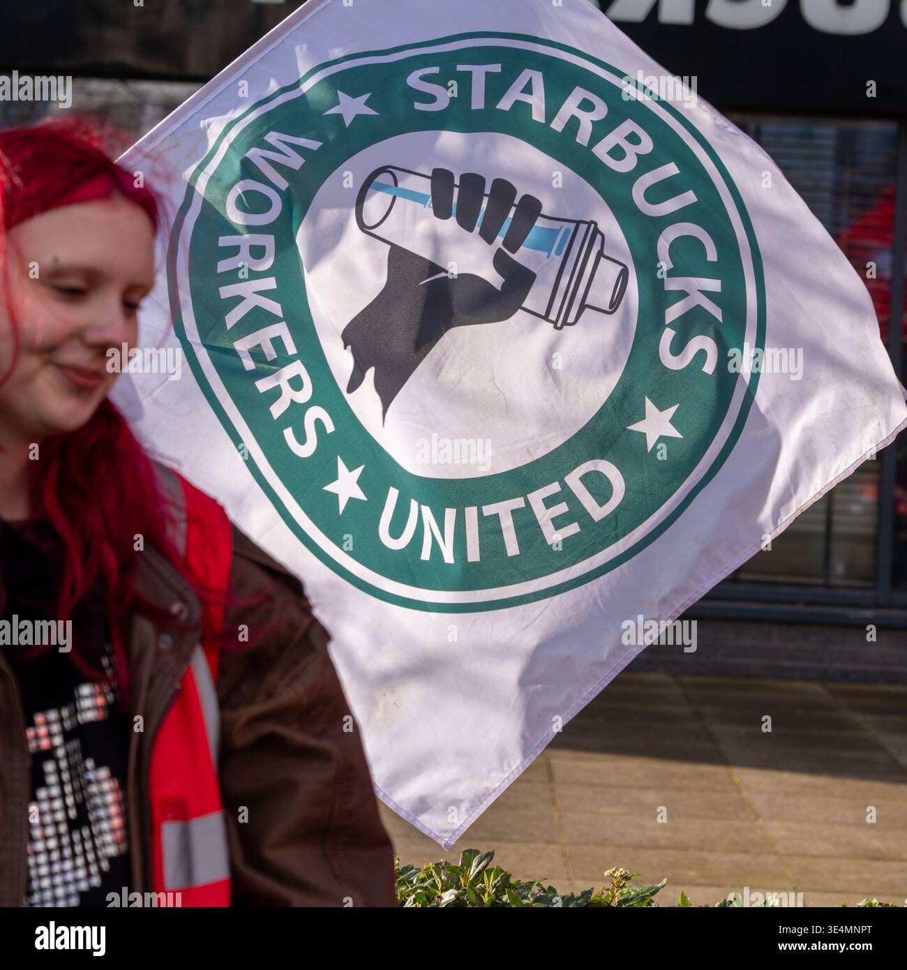Glasgow, Regno Unito. 28 marzo 2026. REGNO UNITO. Operai impressionanti fuori dal Village Hotel, incluso il personale del Pub & Grill e dello Starbucks in franchising. Dal 28 novembre 2025 il personale è impegnato in un'azione di sciopero a tutto tondo, lottando per il salario reale di tutti i lavoratori, il riconoscimento sindacale e le condizioni di lavoro sicure, comprese le tariffe dei taxi per le ore lavorate tardive e non socievoli. Vari oratori, tra cui Roz Foyer della STUC, hanno affrontato il rally. Crediti: Richard Gass/Alamy Live News Foto Stock