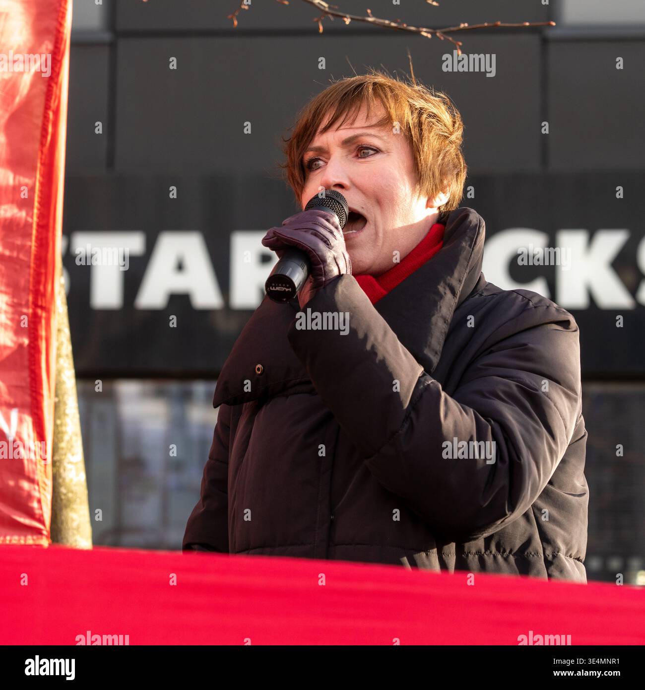 Glasgow, Regno Unito. 28 marzo 2026. REGNO UNITO. Operai impressionanti fuori dal Village Hotel, incluso il personale del Pub & Grill e dello Starbucks in franchising. Dal 28 novembre 2025 il personale è impegnato in un'azione di sciopero a tutto tondo, lottando per il salario reale di tutti i lavoratori, il riconoscimento sindacale e le condizioni di lavoro sicure, comprese le tariffe dei taxi per le ore lavorate tardive e non socievoli. Vari oratori, tra cui Roz Foyer della STUC, hanno affrontato il rally. Crediti: Richard Gass/Alamy Live News Foto Stock