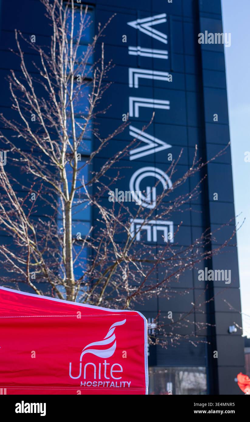 Glasgow, Regno Unito. 28 marzo 2026. REGNO UNITO. Operai impressionanti fuori dal Village Hotel, incluso il personale del Pub & Grill e dello Starbucks in franchising. Dal 28 novembre 2025 il personale è impegnato in un'azione di sciopero a tutto tondo, lottando per il salario reale di tutti i lavoratori, il riconoscimento sindacale e le condizioni di lavoro sicure, comprese le tariffe dei taxi per le ore lavorate tardive e non socievoli. Vari oratori, tra cui Roz Foyer della STUC, hanno affrontato il rally. Crediti: Richard Gass/Alamy Live News Foto Stock