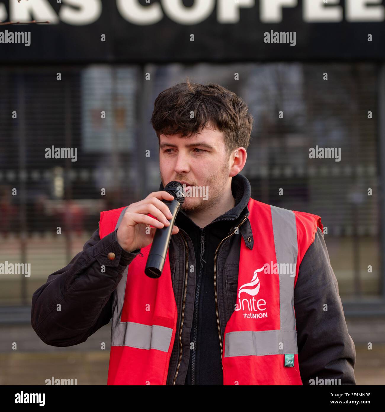 Glasgow, Regno Unito. 28 marzo 2026. REGNO UNITO. Operai impressionanti fuori dal Village Hotel, incluso il personale del Pub & Grill e dello Starbucks in franchising. Dal 28 novembre 2025 il personale è impegnato in un'azione di sciopero a tutto tondo, lottando per il salario reale di tutti i lavoratori, il riconoscimento sindacale e le condizioni di lavoro sicure, comprese le tariffe dei taxi per le ore lavorate tardive e non socievoli. Vari oratori, tra cui Roz Foyer della STUC, hanno affrontato il rally. Crediti: Richard Gass/Alamy Live News Foto Stock
