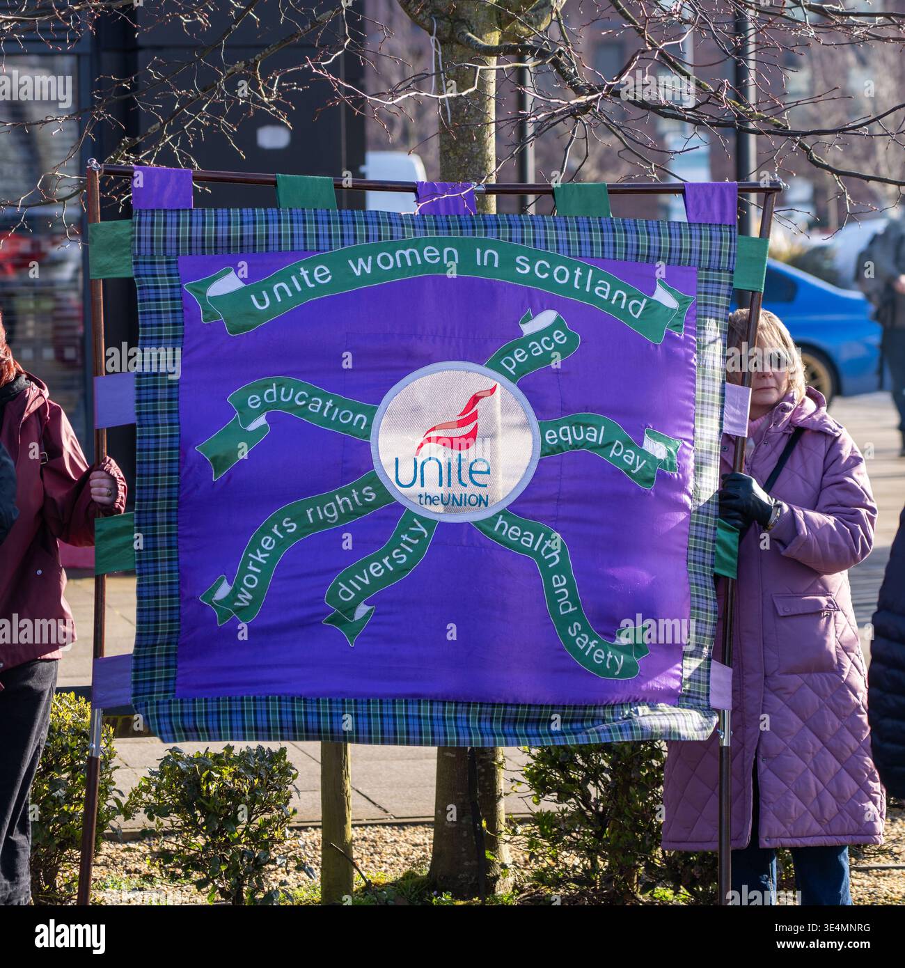 Glasgow, Regno Unito. 28 marzo 2026. REGNO UNITO. Operai impressionanti fuori dal Village Hotel, incluso il personale del Pub & Grill e dello Starbucks in franchising. Dal 28 novembre 2025 il personale è impegnato in un'azione di sciopero a tutto tondo, lottando per il salario reale di tutti i lavoratori, il riconoscimento sindacale e le condizioni di lavoro sicure, comprese le tariffe dei taxi per le ore lavorate tardive e non socievoli. Vari oratori, tra cui Roz Foyer della STUC, hanno affrontato il rally. Crediti: Richard Gass/Alamy Live News Foto Stock