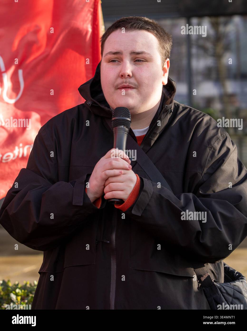 Glasgow, Regno Unito. 28 marzo 2026. REGNO UNITO. Operai impressionanti fuori dal Village Hotel, incluso il personale del Pub & Grill e dello Starbucks in franchising. Dal 28 novembre 2025 il personale è impegnato in un'azione di sciopero a tutto tondo, lottando per il salario reale di tutti i lavoratori, il riconoscimento sindacale e le condizioni di lavoro sicure, comprese le tariffe dei taxi per le ore lavorate tardive e non socievoli. Vari oratori, tra cui Roz Foyer della STUC, hanno affrontato il rally. Crediti: Richard Gass/Alamy Live News Foto Stock
