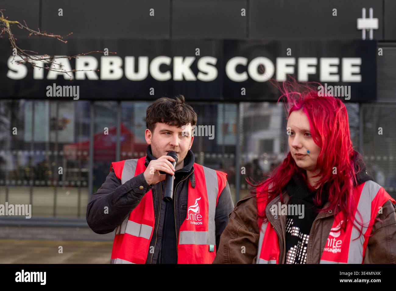 Glasgow, Regno Unito. 28 marzo 2026. REGNO UNITO. Operai impressionanti fuori dal Village Hotel, incluso il personale del Pub & Grill e dello Starbucks in franchising. Dal 28 novembre 2025 il personale è impegnato in un'azione di sciopero a tutto tondo, lottando per il salario reale di tutti i lavoratori, il riconoscimento sindacale e le condizioni di lavoro sicure, comprese le tariffe dei taxi per le ore lavorate tardive e non socievoli. Vari oratori, tra cui Roz Foyer della STUC, hanno affrontato il rally. Crediti: Richard Gass/Alamy Live News Foto Stock