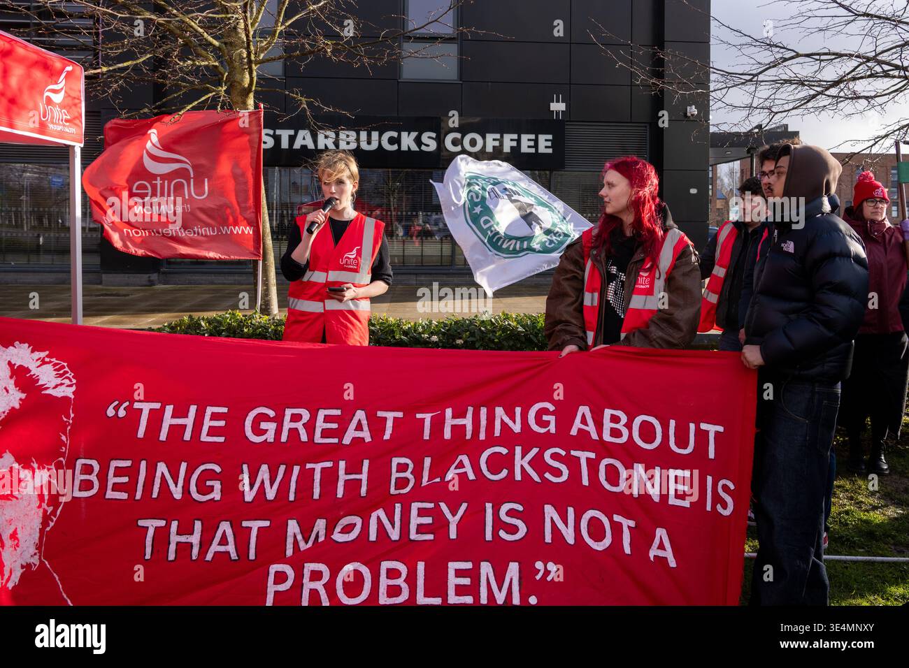 Glasgow, Regno Unito. 28 marzo 2026. REGNO UNITO. Operai impressionanti fuori dal Village Hotel, incluso il personale del Pub & Grill e dello Starbucks in franchising. Dal 28 novembre 2025 il personale è impegnato in un'azione di sciopero a tutto tondo, lottando per il salario reale di tutti i lavoratori, il riconoscimento sindacale e le condizioni di lavoro sicure, comprese le tariffe dei taxi per le ore lavorate tardive e non socievoli. Vari oratori, tra cui Roz Foyer della STUC, hanno affrontato il rally. Crediti: Richard Gass/Alamy Live News Foto Stock
