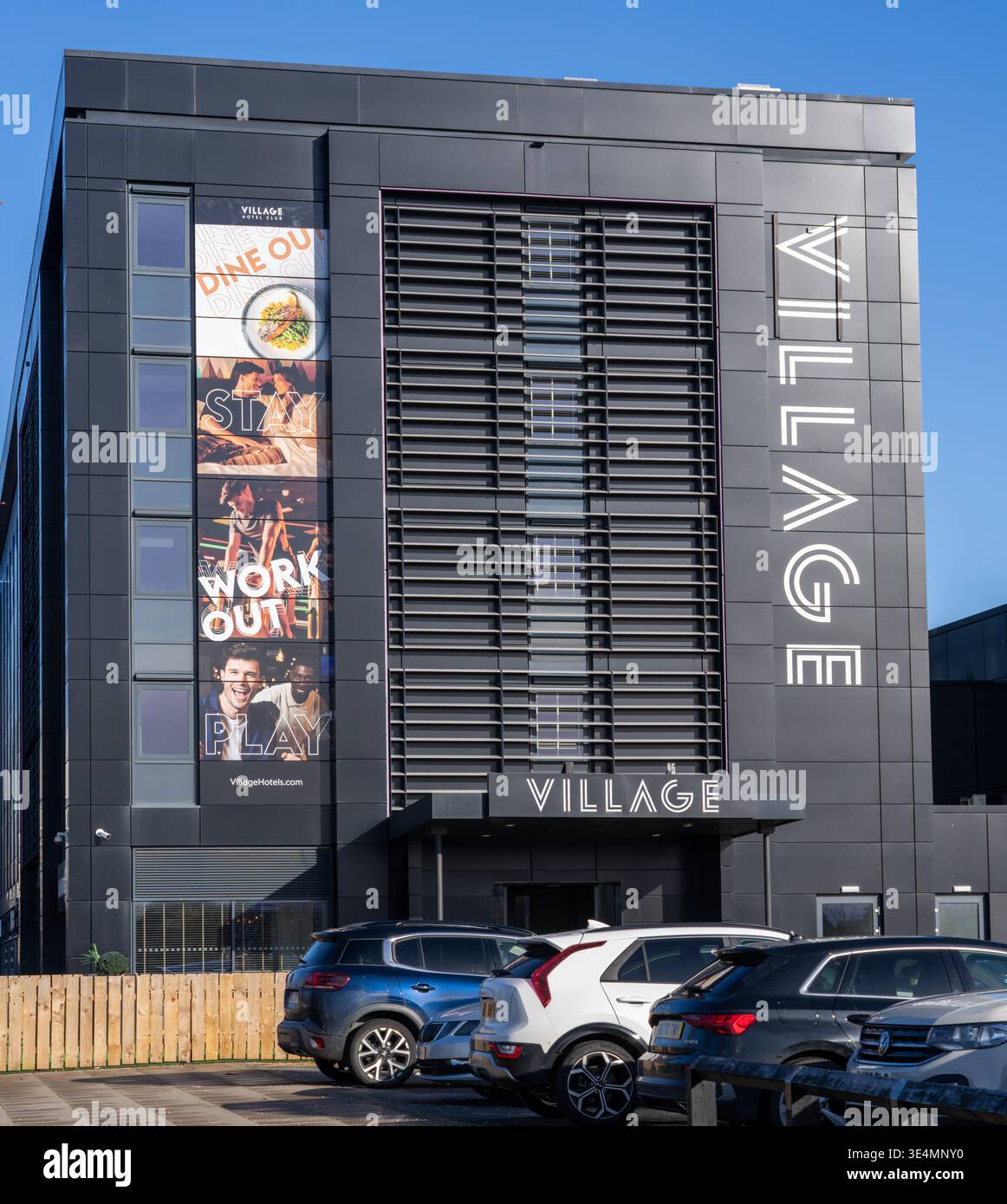 Glasgow, Regno Unito. 28 marzo 2026. REGNO UNITO. Operai impressionanti fuori dal Village Hotel, incluso il personale del Pub & Grill e dello Starbucks in franchising. Dal 28 novembre 2025 il personale è impegnato in un'azione di sciopero a tutto tondo, lottando per il salario reale di tutti i lavoratori, il riconoscimento sindacale e le condizioni di lavoro sicure, comprese le tariffe dei taxi per le ore lavorate tardive e non socievoli. Vari oratori, tra cui Roz Foyer della STUC, hanno affrontato il rally. Crediti: Richard Gass/Alamy Live News Foto Stock
