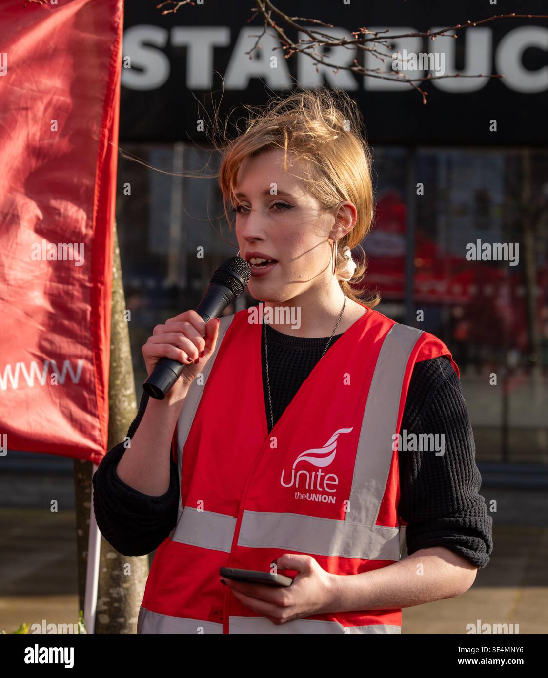 Glasgow, Regno Unito. 28 marzo 2026. REGNO UNITO. Operai impressionanti fuori dal Village Hotel, incluso il personale del Pub & Grill e dello Starbucks in franchising. Dal 28 novembre 2025 il personale è impegnato in un'azione di sciopero a tutto tondo, lottando per il salario reale di tutti i lavoratori, il riconoscimento sindacale e le condizioni di lavoro sicure, comprese le tariffe dei taxi per le ore lavorate tardive e non socievoli. Vari oratori, tra cui Roz Foyer della STUC, hanno affrontato il rally. Crediti: Richard Gass/Alamy Live News Foto Stock