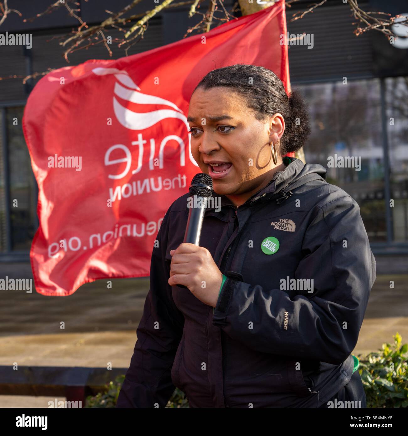 Glasgow, Regno Unito. 28 marzo 2026. REGNO UNITO. Operai impressionanti fuori dal Village Hotel, incluso il personale del Pub & Grill e dello Starbucks in franchising. Dal 28 novembre 2025 il personale è impegnato in un'azione di sciopero a tutto tondo, lottando per il salario reale di tutti i lavoratori, il riconoscimento sindacale e le condizioni di lavoro sicure, comprese le tariffe dei taxi per le ore lavorate tardive e non socievoli. Vari oratori, tra cui Roz Foyer della STUC, hanno affrontato il rally. Crediti: Richard Gass/Alamy Live News Foto Stock