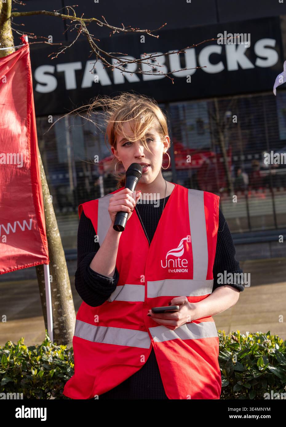 Glasgow, Regno Unito. 28 marzo 2026. REGNO UNITO. Operai impressionanti fuori dal Village Hotel, incluso il personale del Pub & Grill e dello Starbucks in franchising. Dal 28 novembre 2025 il personale è impegnato in un'azione di sciopero a tutto tondo, lottando per il salario reale di tutti i lavoratori, il riconoscimento sindacale e le condizioni di lavoro sicure, comprese le tariffe dei taxi per le ore lavorate tardive e non socievoli. Vari oratori, tra cui Roz Foyer della STUC, hanno affrontato il rally. Crediti: Richard Gass/Alamy Live News Foto Stock