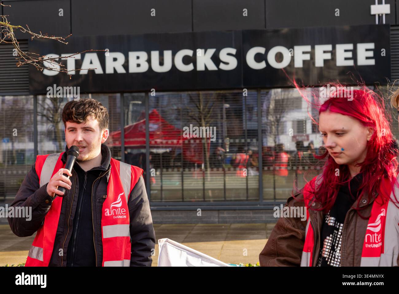 Glasgow, Regno Unito. 28 marzo 2026. REGNO UNITO. Operai impressionanti fuori dal Village Hotel, incluso il personale del Pub & Grill e dello Starbucks in franchising. Dal 28 novembre 2025 il personale è impegnato in un'azione di sciopero a tutto tondo, lottando per il salario reale di tutti i lavoratori, il riconoscimento sindacale e le condizioni di lavoro sicure, comprese le tariffe dei taxi per le ore lavorate tardive e non socievoli. Vari oratori, tra cui Roz Foyer della STUC, hanno affrontato il rally. Crediti: Richard Gass/Alamy Live News Foto Stock