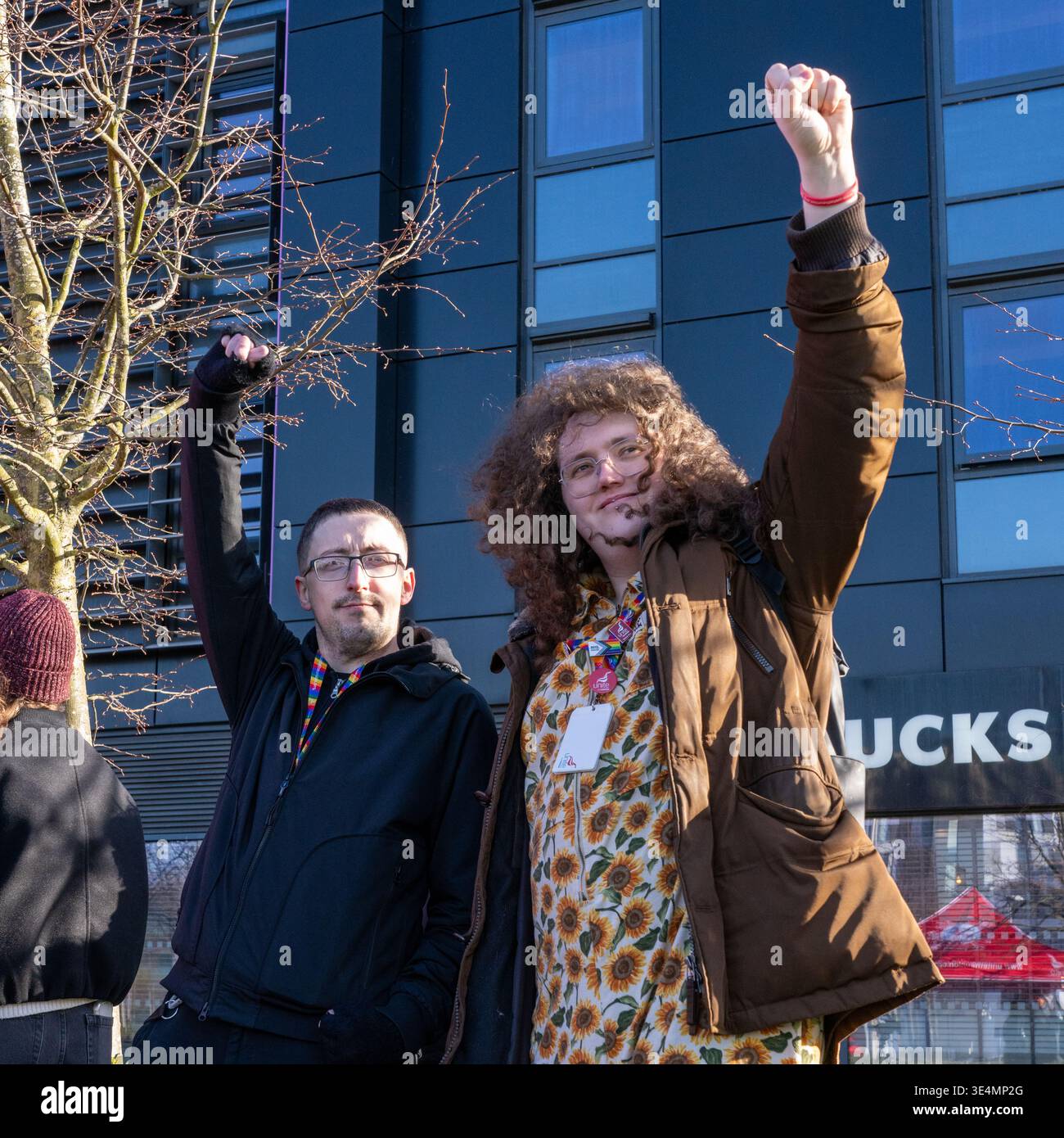 Glasgow, Regno Unito. 28 marzo 2026. REGNO UNITO. Operai impressionanti fuori dal Village Hotel, incluso il personale del Pub & Grill e dello Starbucks in franchising. Dal 28 novembre 2025 il personale è impegnato in un'azione di sciopero a tutto tondo, lottando per il salario reale di tutti i lavoratori, il riconoscimento sindacale e le condizioni di lavoro sicure, comprese le tariffe dei taxi per le ore lavorate tardive e non socievoli. Vari oratori, tra cui Roz Foyer della STUC, hanno affrontato il rally. Crediti: Richard Gass/Alamy Live News Foto Stock