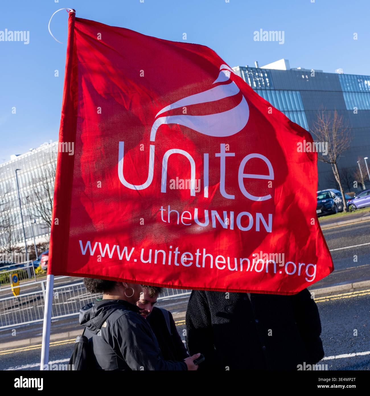 Glasgow, Regno Unito. 28 marzo 2026. REGNO UNITO. Operai impressionanti fuori dal Village Hotel, incluso il personale del Pub & Grill e dello Starbucks in franchising. Dal 28 novembre 2025 il personale è impegnato in un'azione di sciopero a tutto tondo, lottando per il salario reale di tutti i lavoratori, il riconoscimento sindacale e le condizioni di lavoro sicure, comprese le tariffe dei taxi per le ore lavorate tardive e non socievoli. Vari oratori, tra cui Roz Foyer della STUC, hanno affrontato il rally. Crediti: Richard Gass/Alamy Live News Foto Stock