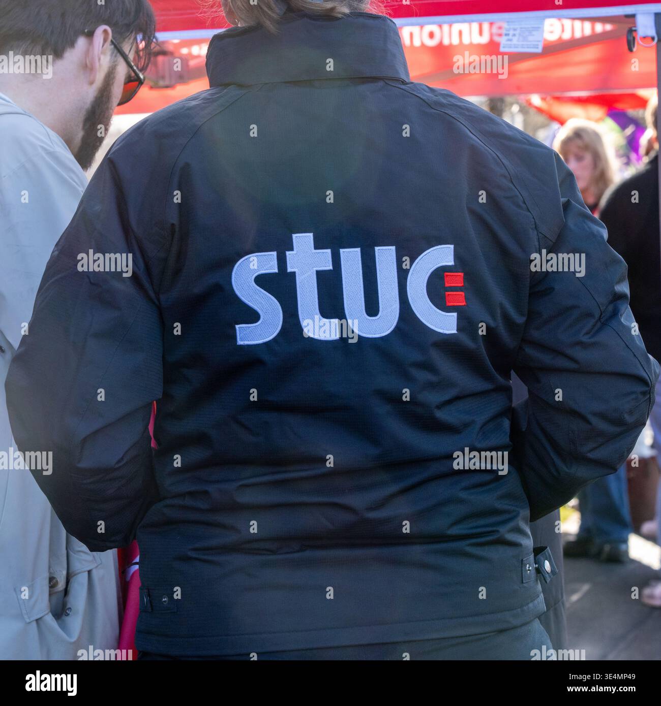 Glasgow, Regno Unito. 28 marzo 2026. REGNO UNITO. Operai impressionanti fuori dal Village Hotel, incluso il personale del Pub & Grill e dello Starbucks in franchising. Dal 28 novembre 2025 il personale è impegnato in un'azione di sciopero a tutto tondo, lottando per il salario reale di tutti i lavoratori, il riconoscimento sindacale e le condizioni di lavoro sicure, comprese le tariffe dei taxi per le ore lavorate tardive e non socievoli. Vari oratori, tra cui Roz Foyer della STUC, hanno affrontato il rally. Crediti: Richard Gass/Alamy Live News Foto Stock