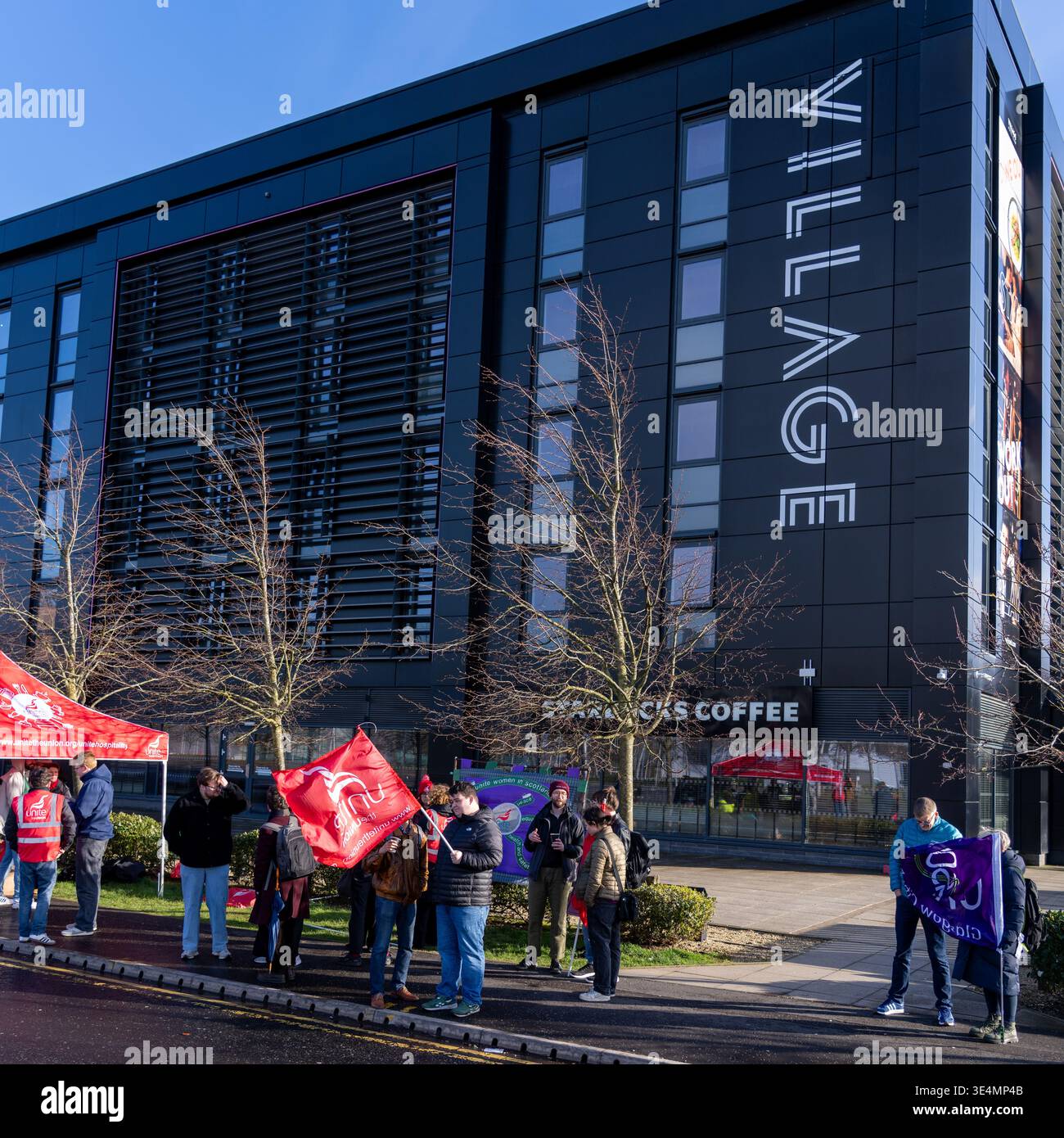 Glasgow, Regno Unito. 28 marzo 2026. REGNO UNITO. Operai impressionanti fuori dal Village Hotel, incluso il personale del Pub & Grill e dello Starbucks in franchising. Dal 28 novembre 2025 il personale è impegnato in un'azione di sciopero a tutto tondo, lottando per il salario reale di tutti i lavoratori, il riconoscimento sindacale e le condizioni di lavoro sicure, comprese le tariffe dei taxi per le ore lavorate tardive e non socievoli. Vari oratori, tra cui Roz Foyer della STUC, hanno affrontato il rally. Crediti: Richard Gass/Alamy Live News Foto Stock