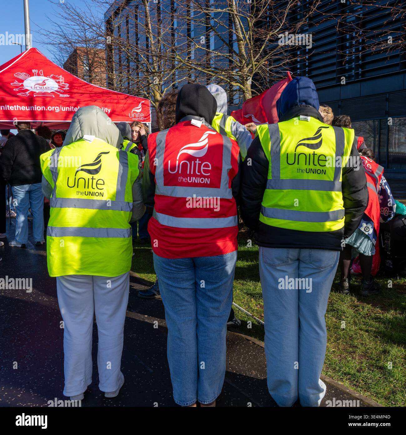 Glasgow, Regno Unito. 28 marzo 2026. REGNO UNITO. Operai impressionanti fuori dal Village Hotel, incluso il personale del Pub & Grill e dello Starbucks in franchising. Dal 28 novembre 2025 il personale è impegnato in un'azione di sciopero a tutto tondo, lottando per il salario reale di tutti i lavoratori, il riconoscimento sindacale e le condizioni di lavoro sicure, comprese le tariffe dei taxi per le ore lavorate tardive e non socievoli. Vari oratori, tra cui Roz Foyer della STUC, hanno affrontato il rally. Crediti: Richard Gass/Alamy Live News Foto Stock