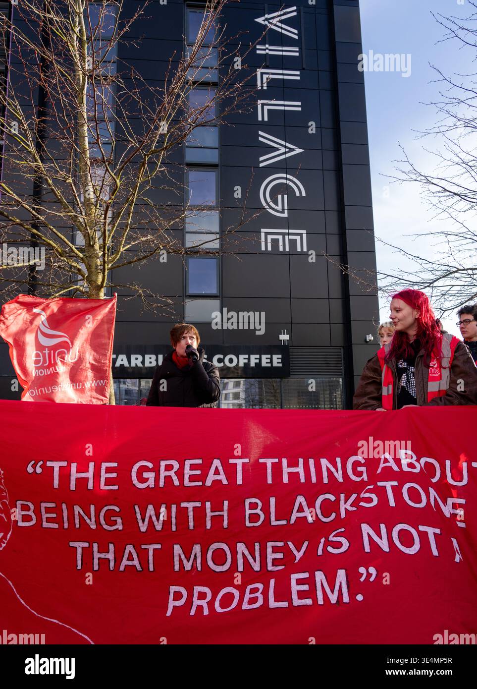 Glasgow, Regno Unito. 28 marzo 2026. REGNO UNITO. Operai impressionanti fuori dal Village Hotel, incluso il personale del Pub & Grill e dello Starbucks in franchising. Dal 28 novembre 2025 il personale è impegnato in un'azione di sciopero a tutto tondo, lottando per il salario reale di tutti i lavoratori, il riconoscimento sindacale e le condizioni di lavoro sicure, comprese le tariffe dei taxi per le ore lavorate tardive e non socievoli. Vari oratori, tra cui Roz Foyer della STUC, hanno affrontato il rally. Crediti: Richard Gass/Alamy Live News Foto Stock