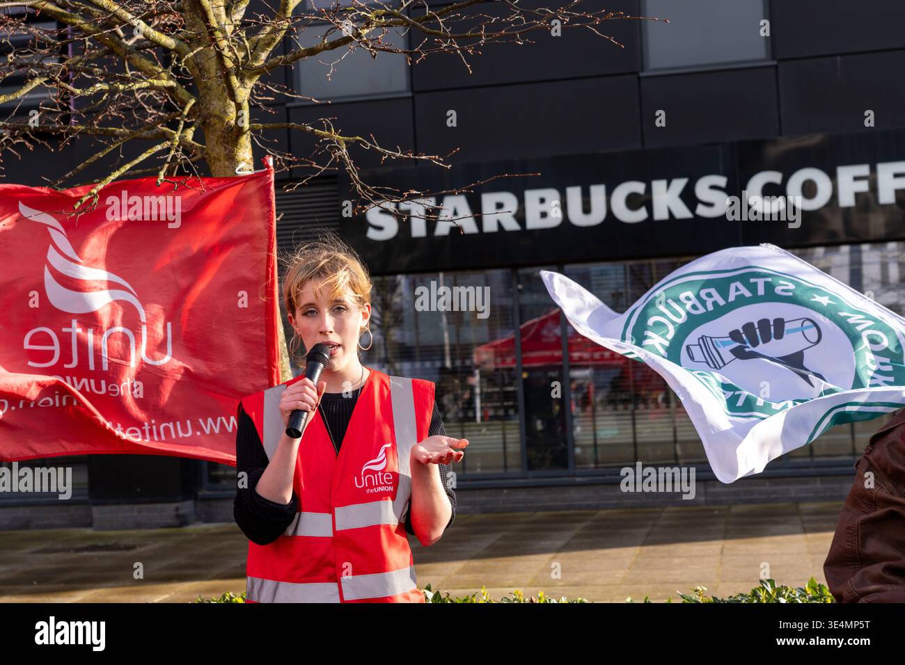 Glasgow, Regno Unito. 28 marzo 2026. REGNO UNITO. Operai impressionanti fuori dal Village Hotel, incluso il personale del Pub & Grill e dello Starbucks in franchising. Dal 28 novembre 2025 il personale è impegnato in un'azione di sciopero a tutto tondo, lottando per il salario reale di tutti i lavoratori, il riconoscimento sindacale e le condizioni di lavoro sicure, comprese le tariffe dei taxi per le ore lavorate tardive e non socievoli. Vari oratori, tra cui Roz Foyer della STUC, hanno affrontato il rally. Crediti: Richard Gass/Alamy Live News Foto Stock