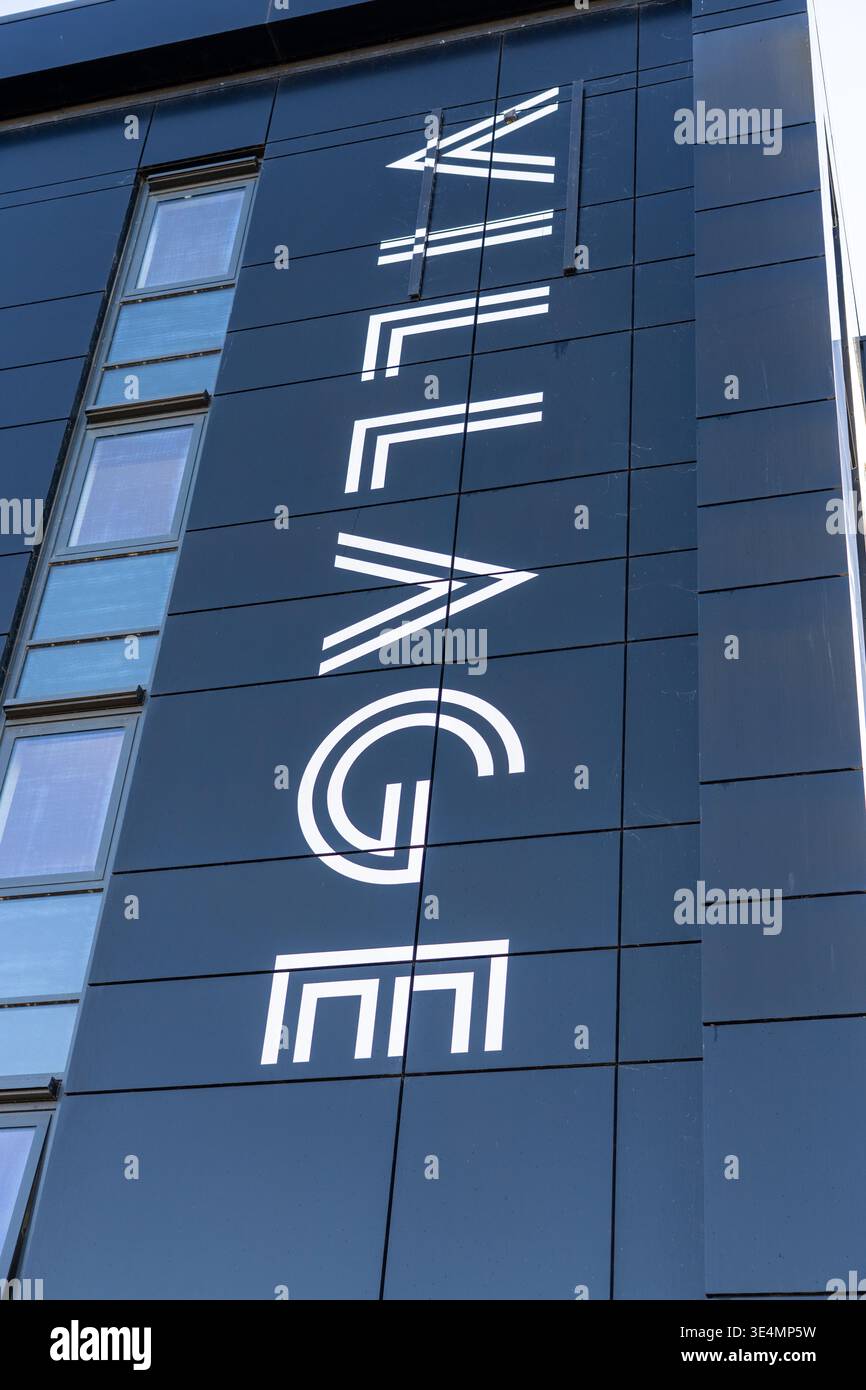 Glasgow, Regno Unito. 28 marzo 2026. REGNO UNITO. Operai impressionanti fuori dal Village Hotel, incluso il personale del Pub & Grill e dello Starbucks in franchising. Dal 28 novembre 2025 il personale è impegnato in un'azione di sciopero a tutto tondo, lottando per il salario reale di tutti i lavoratori, il riconoscimento sindacale e le condizioni di lavoro sicure, comprese le tariffe dei taxi per le ore lavorate tardive e non socievoli. Vari oratori, tra cui Roz Foyer della STUC, hanno affrontato il rally. Crediti: Richard Gass/Alamy Live News Foto Stock