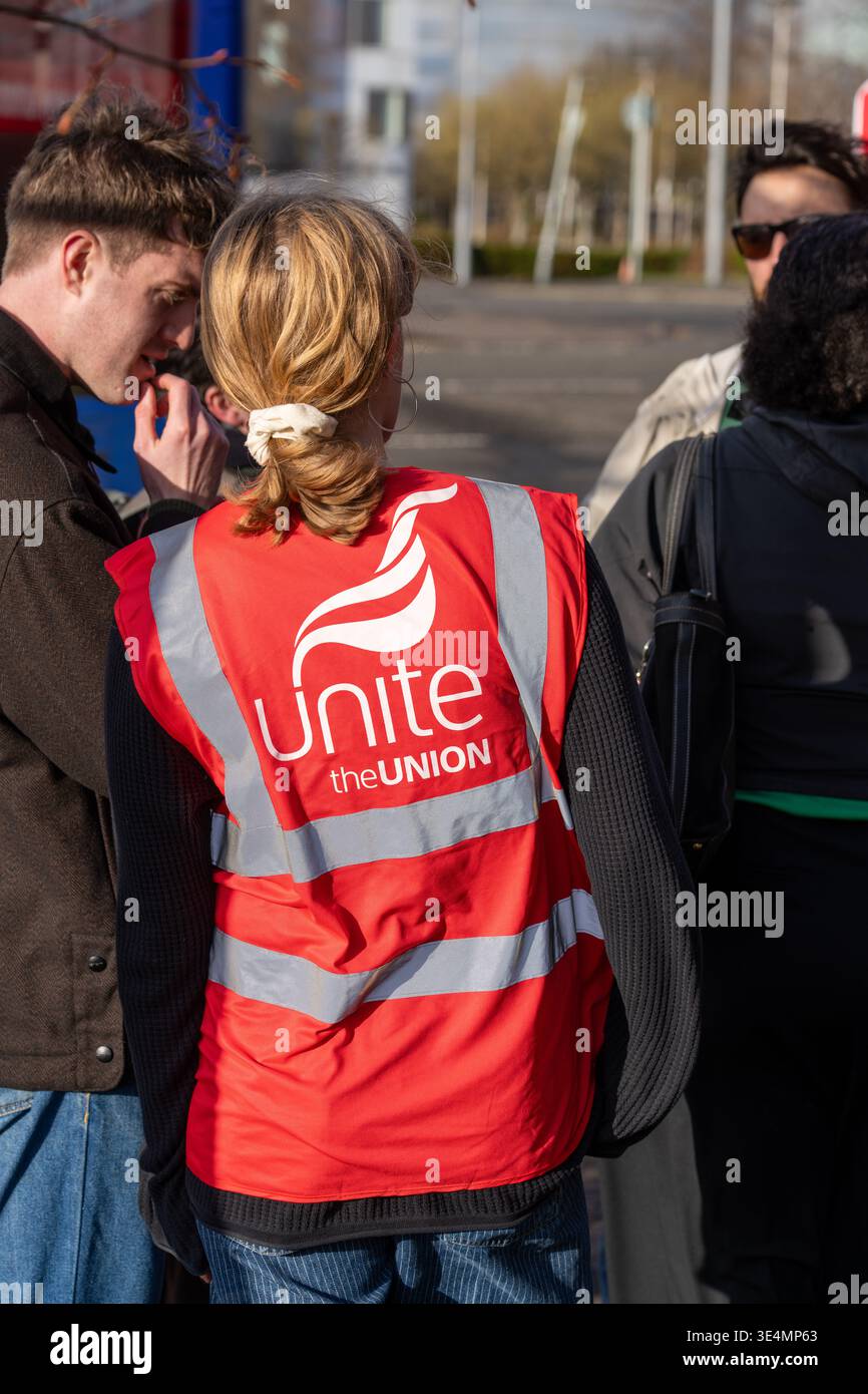 Glasgow, Regno Unito. 28 marzo 2026. REGNO UNITO. Operai impressionanti fuori dal Village Hotel, incluso il personale del Pub & Grill e dello Starbucks in franchising. Dal 28 novembre 2025 il personale è impegnato in un'azione di sciopero a tutto tondo, lottando per il salario reale di tutti i lavoratori, il riconoscimento sindacale e le condizioni di lavoro sicure, comprese le tariffe dei taxi per le ore lavorate tardive e non socievoli. Vari oratori, tra cui Roz Foyer della STUC, hanno affrontato il rally. Crediti: Richard Gass/Alamy Live News Foto Stock