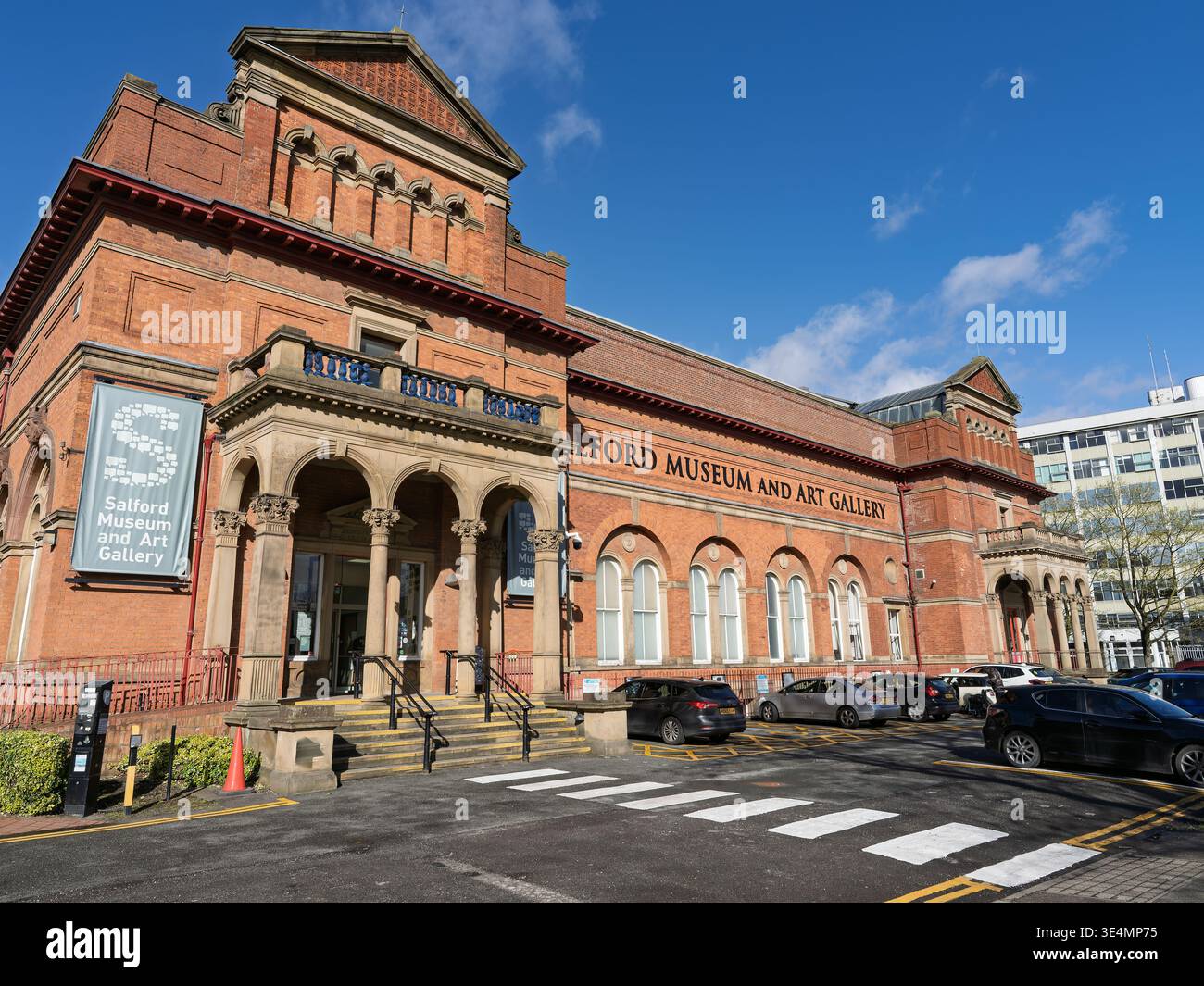Salford, Manchester, Regno Unito, 28 marzo 2026: Salford Manchester. Museo storico in mattoni rossi e galleria d'arte sotto un cielo azzurro. Foto Stock