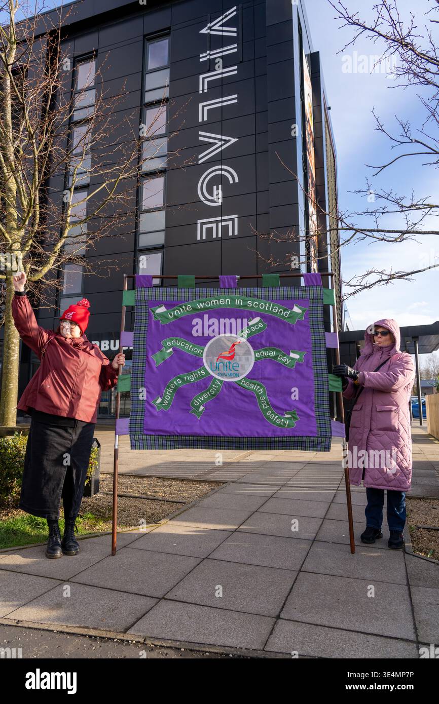 Glasgow, Regno Unito. 28 marzo 2026. REGNO UNITO. Operai impressionanti fuori dal Village Hotel, incluso il personale del Pub & Grill e dello Starbucks in franchising. Dal 28 novembre 2025 il personale è impegnato in un'azione di sciopero a tutto tondo, lottando per il salario reale di tutti i lavoratori, il riconoscimento sindacale e le condizioni di lavoro sicure, comprese le tariffe dei taxi per le ore lavorate tardive e non socievoli. Vari oratori, tra cui Roz Foyer della STUC, hanno affrontato il rally. Crediti: Richard Gass/Alamy Live News Foto Stock