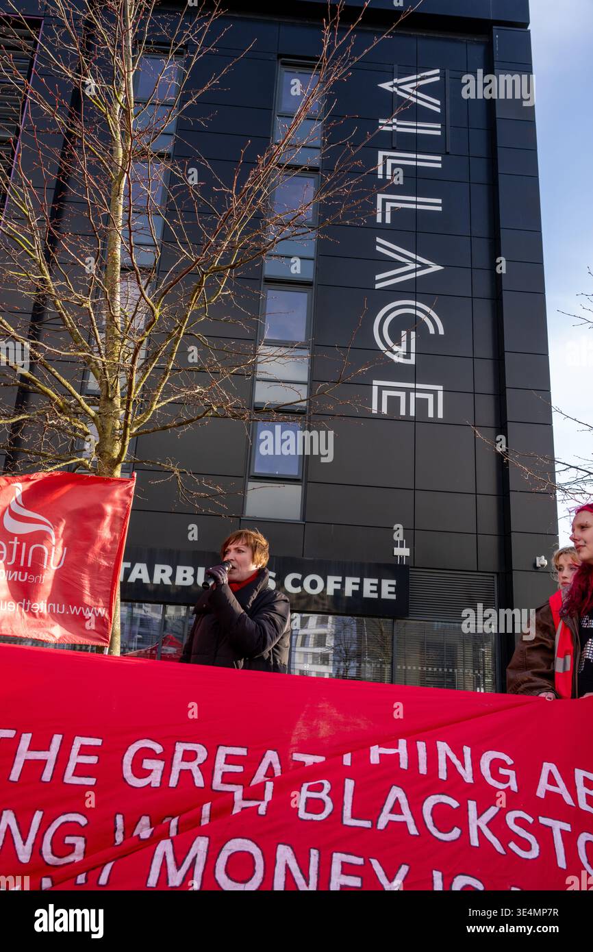 Glasgow, Regno Unito. 28 marzo 2026. REGNO UNITO. Operai impressionanti fuori dal Village Hotel, incluso il personale del Pub & Grill e dello Starbucks in franchising. Dal 28 novembre 2025 il personale è impegnato in un'azione di sciopero a tutto tondo, lottando per il salario reale di tutti i lavoratori, il riconoscimento sindacale e le condizioni di lavoro sicure, comprese le tariffe dei taxi per le ore lavorate tardive e non socievoli. Vari oratori, tra cui Roz Foyer della STUC, hanno affrontato il rally. Crediti: Richard Gass/Alamy Live News Foto Stock