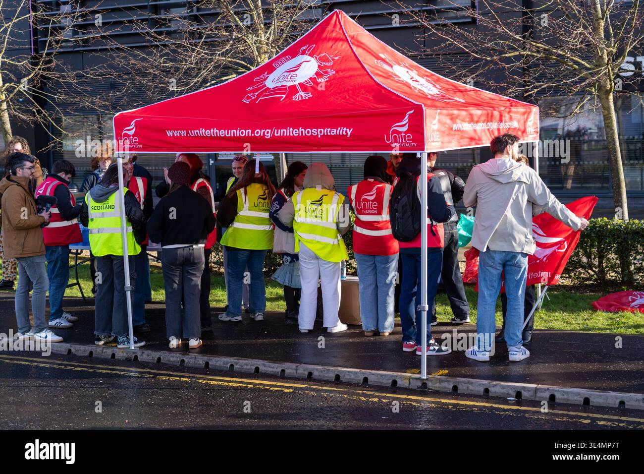 Glasgow, Regno Unito. 28 marzo 2026. REGNO UNITO. Operai impressionanti fuori dal Village Hotel, incluso il personale del Pub & Grill e dello Starbucks in franchising. Dal 28 novembre 2025 il personale è impegnato in un'azione di sciopero a tutto tondo, lottando per il salario reale di tutti i lavoratori, il riconoscimento sindacale e le condizioni di lavoro sicure, comprese le tariffe dei taxi per le ore lavorate tardive e non socievoli. Vari oratori, tra cui Roz Foyer della STUC, hanno affrontato il rally. Crediti: Richard Gass/Alamy Live News Foto Stock