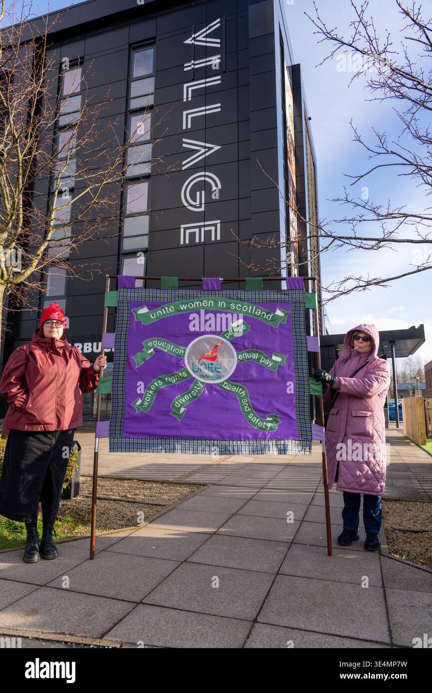 Glasgow, Regno Unito. 28 marzo 2026. REGNO UNITO. Operai impressionanti fuori dal Village Hotel, incluso il personale del Pub & Grill e dello Starbucks in franchising. Dal 28 novembre 2025 il personale è impegnato in un'azione di sciopero a tutto tondo, lottando per il salario reale di tutti i lavoratori, il riconoscimento sindacale e le condizioni di lavoro sicure, comprese le tariffe dei taxi per le ore lavorate tardive e non socievoli. Vari oratori, tra cui Roz Foyer della STUC, hanno affrontato il rally. Crediti: Richard Gass/Alamy Live News Foto Stock