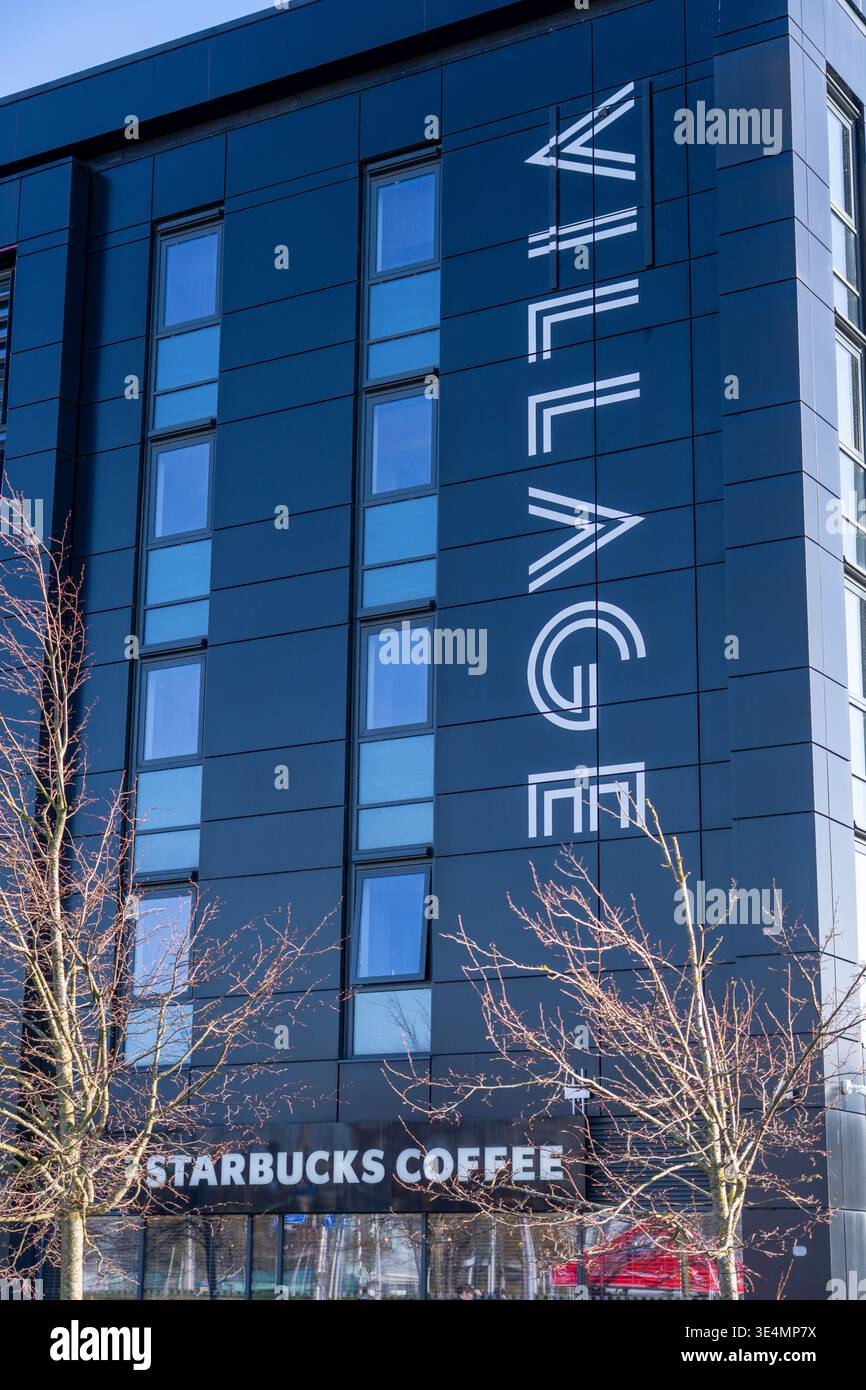 Glasgow, Regno Unito. 28 marzo 2026. REGNO UNITO. Operai impressionanti fuori dal Village Hotel, incluso il personale del Pub & Grill e dello Starbucks in franchising. Dal 28 novembre 2025 il personale è impegnato in un'azione di sciopero a tutto tondo, lottando per il salario reale di tutti i lavoratori, il riconoscimento sindacale e le condizioni di lavoro sicure, comprese le tariffe dei taxi per le ore lavorate tardive e non socievoli. Vari oratori, tra cui Roz Foyer della STUC, hanno affrontato il rally. Crediti: Richard Gass/Alamy Live News Foto Stock