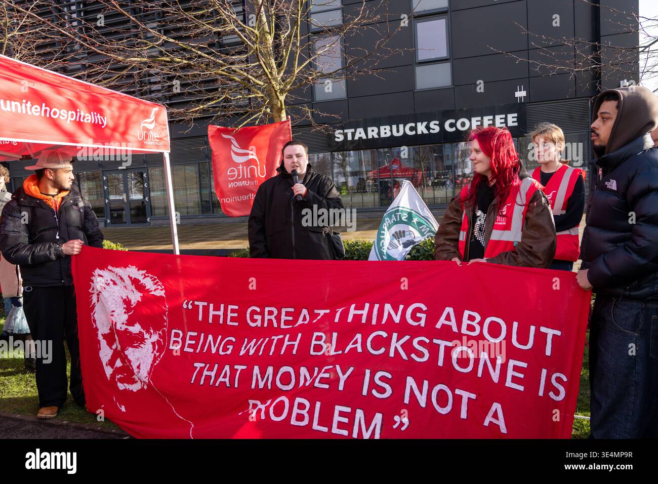 Glasgow, Regno Unito. 28 marzo 2026. REGNO UNITO. Operai impressionanti fuori dal Village Hotel, incluso il personale del Pub & Grill e dello Starbucks in franchising. Dal 28 novembre 2025 il personale è impegnato in un'azione di sciopero a tutto tondo, lottando per il salario reale di tutti i lavoratori, il riconoscimento sindacale e le condizioni di lavoro sicure, comprese le tariffe dei taxi per le ore lavorate tardive e non socievoli. Vari oratori, tra cui Roz Foyer della STUC, hanno affrontato il rally. Crediti: Richard Gass/Alamy Live News Foto Stock