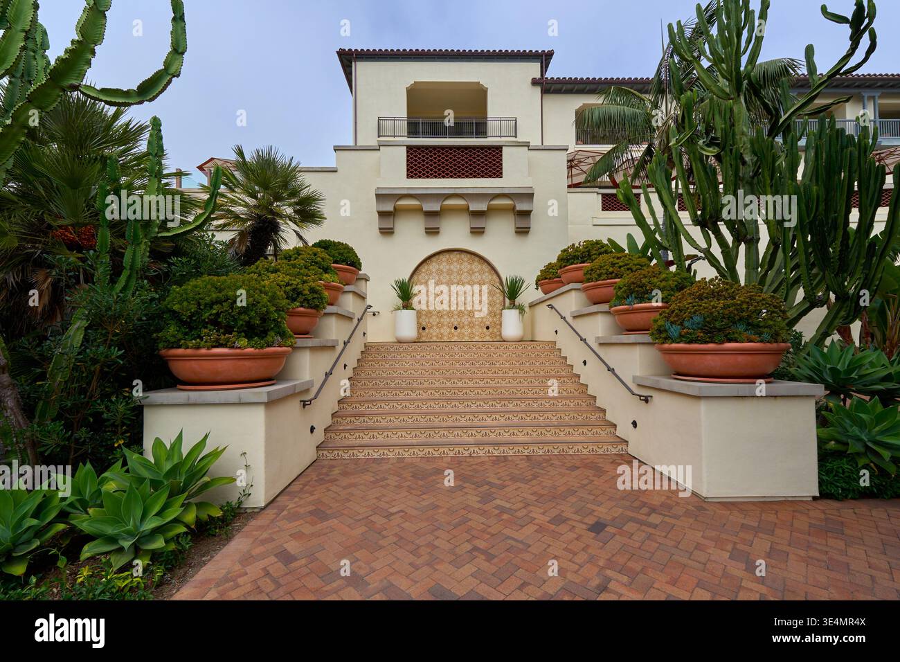 Scala simmetrica mediterranea con piastrelle a motivi geometrici e nicchia ad arco presso il lussuoso Terranea Resort a Rancho Palos Verdes, California. Foto Stock