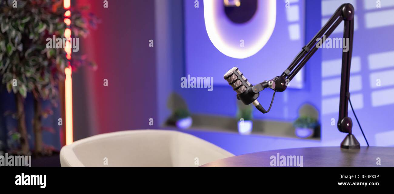 Microfono per registrare contenuti podcast audio in studio professionale Foto Stock