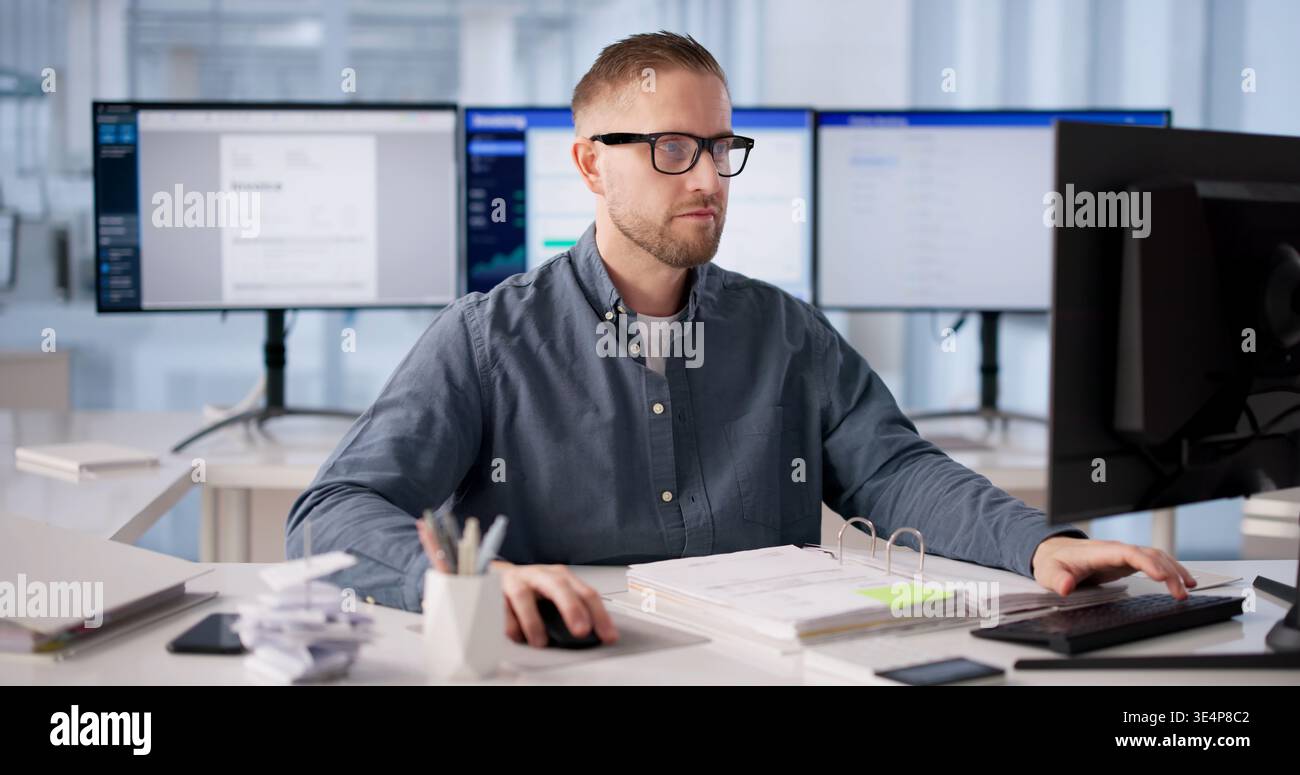 Dottore commercialista che analizza i file fiscali con l'impostazione tecnologia cloud in Office Foto Stock