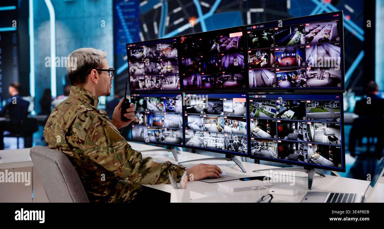 Ufficiale militare che analizza l'intelligenza satellitare in Un Secure Cyber Operations Center Foto Stock