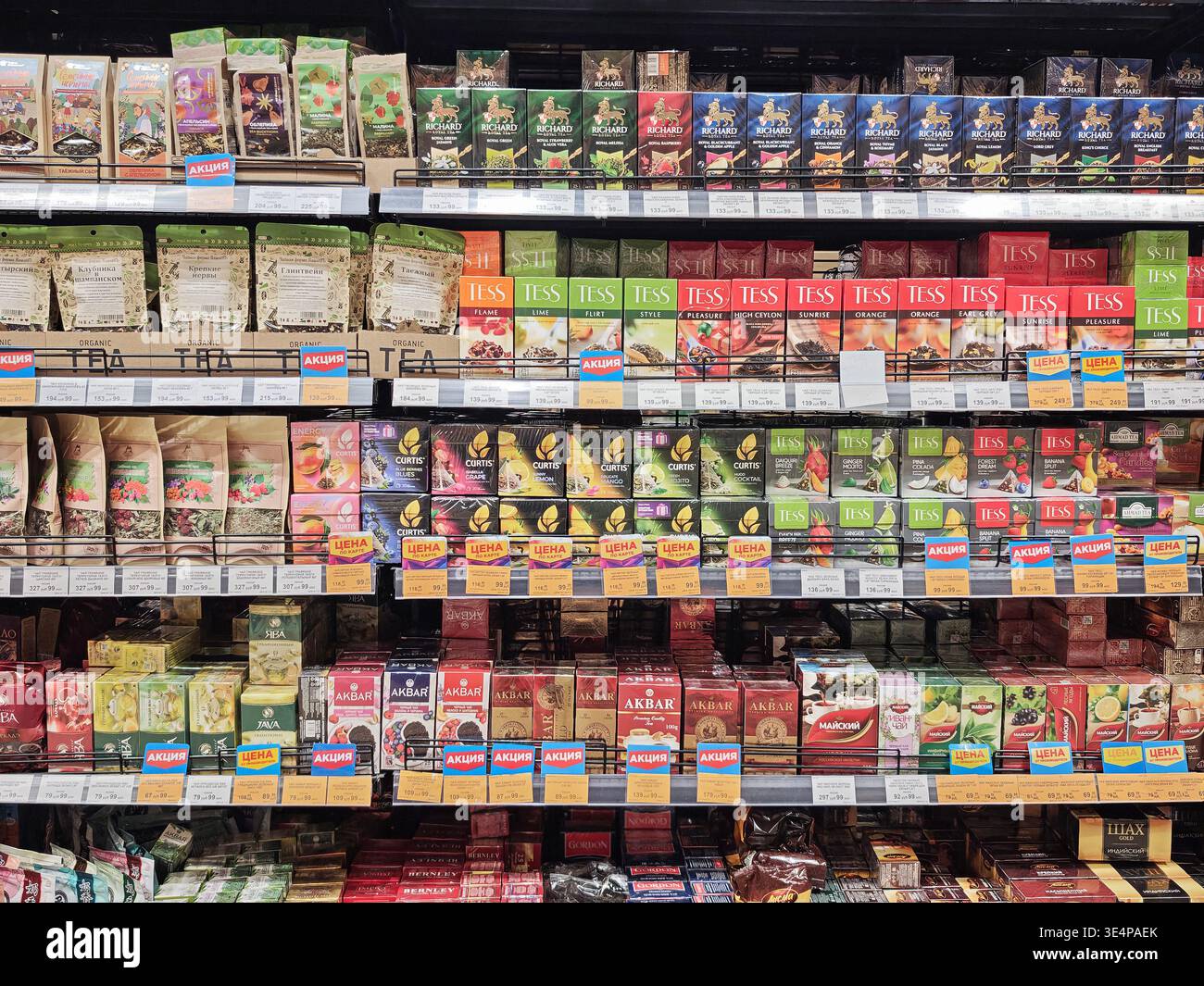 Kirov, Russia - 3 gennaio 2026: Gli scaffali dei supermercati espongono una varietà di cibi e bevande confezionati, consentendo ai clienti di scegliere tra molte opzioni Foto Stock